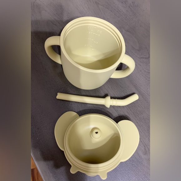 Toddlers Silicone Sippy Cups - Picture 3 of 7